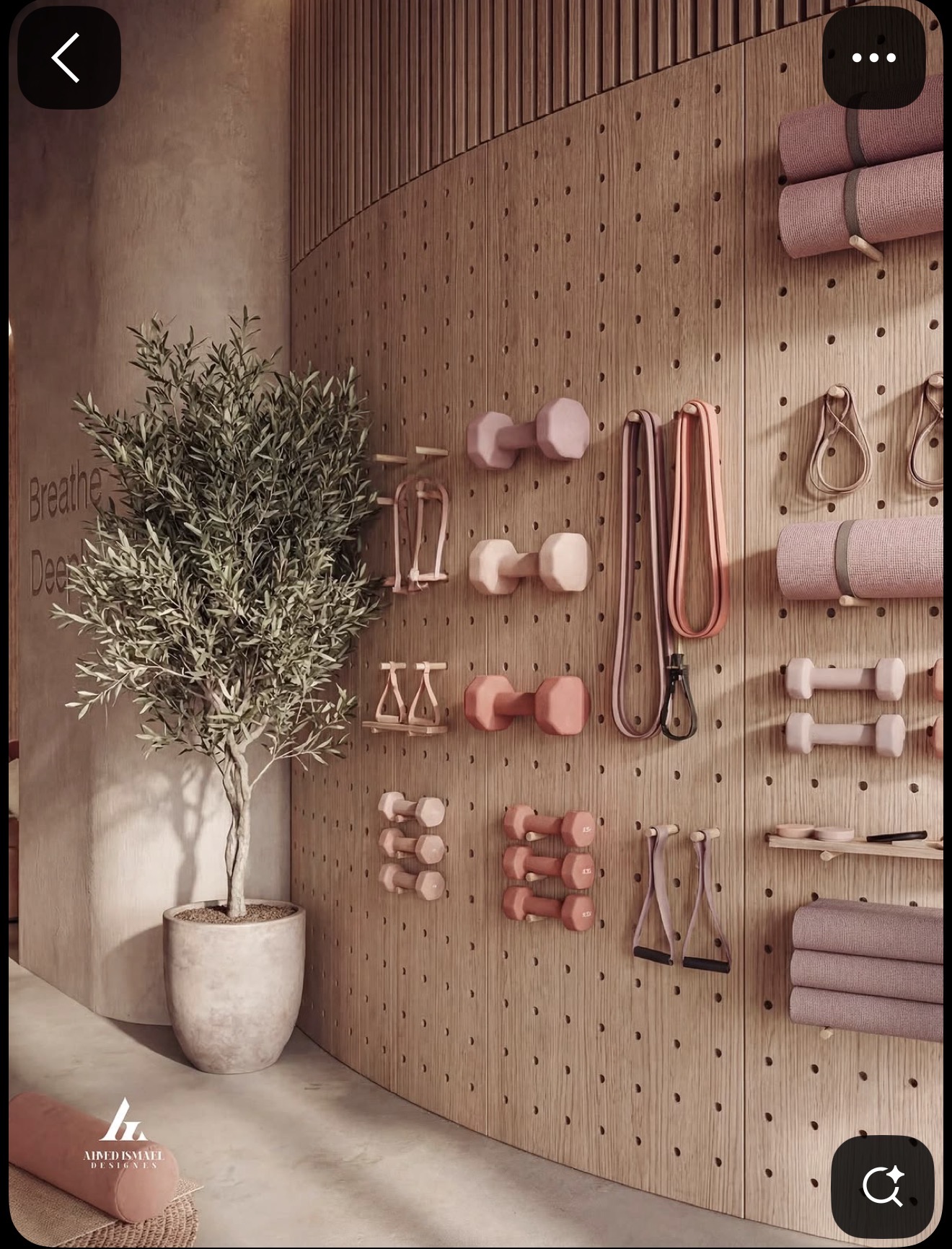 Panneau perforé en bois avec équipements de mobilité rose et terracotta.